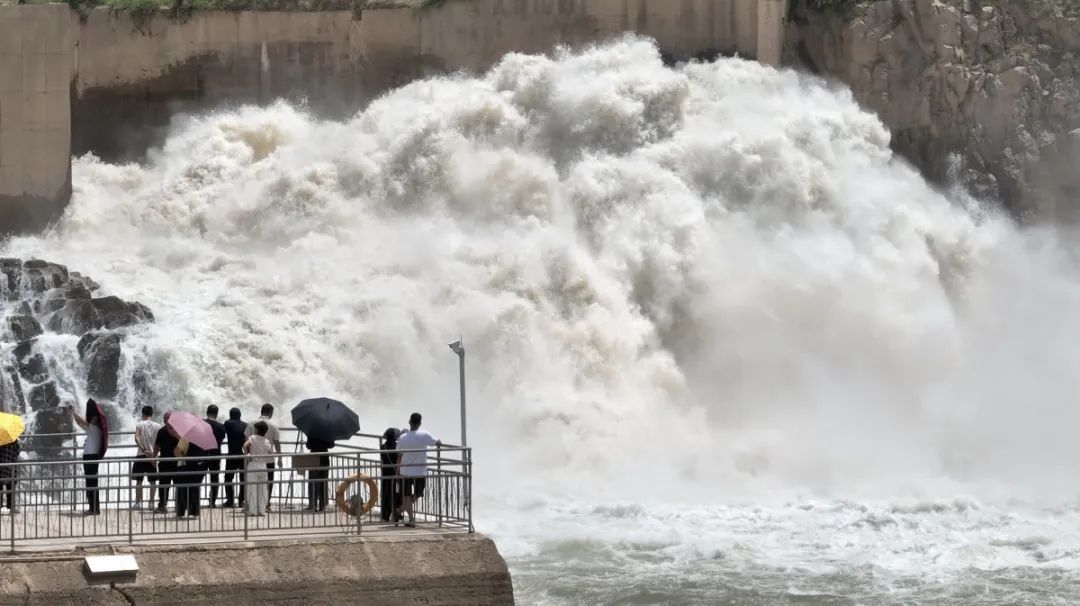 水龙倾泻!三门峡大坝开启调水调沙 水龙倾泻!三门峡大坝开启调水调沙