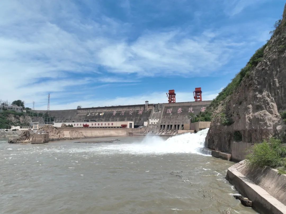 水龙倾泻!三门峡大坝开启调水调沙 水龙倾泻!三门峡大坝开启调水调沙