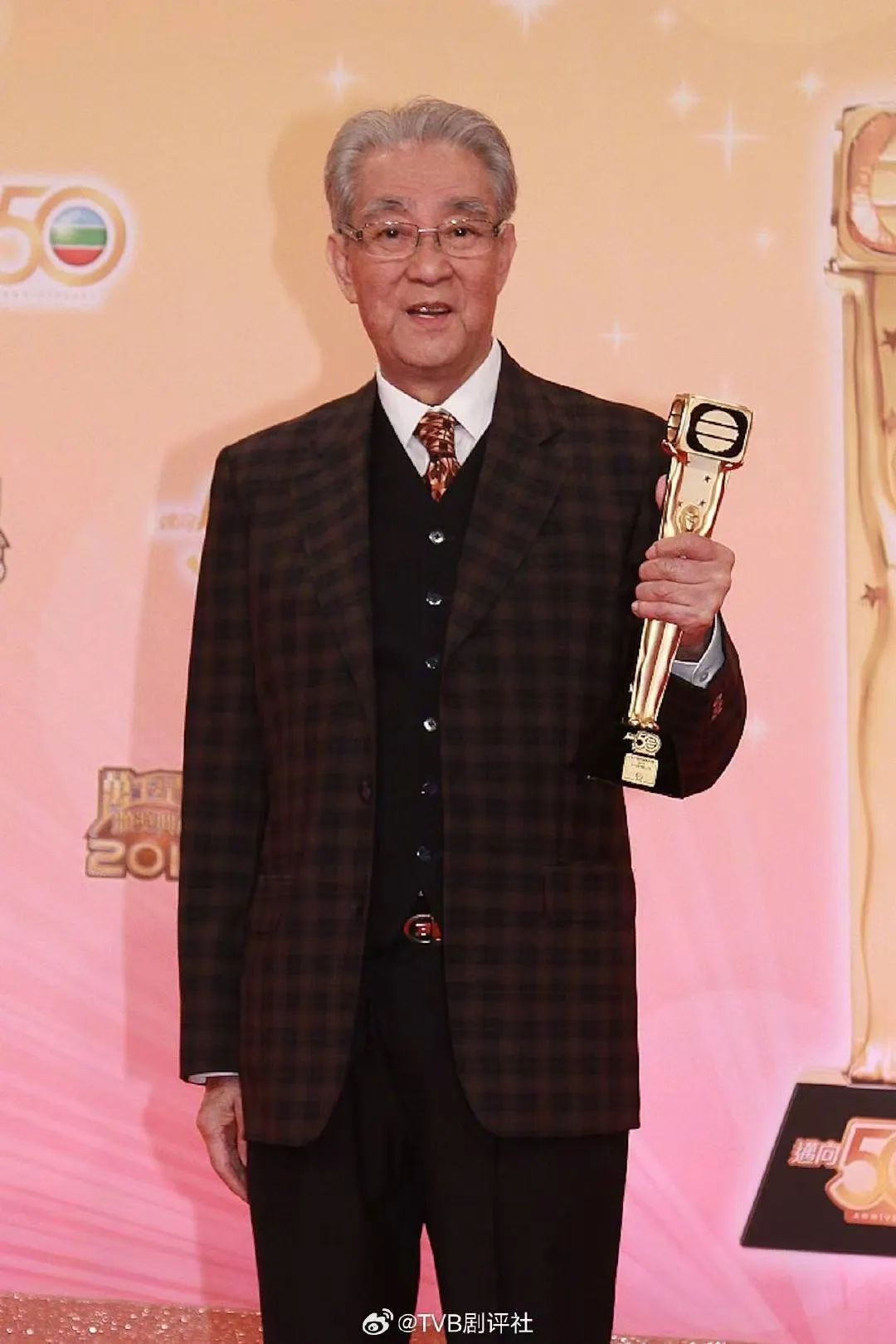 TVB“御用爷爷”周骢因肺炎去世，享年92岁！曾出演《溏心风暴》《倚天屠龙记》等