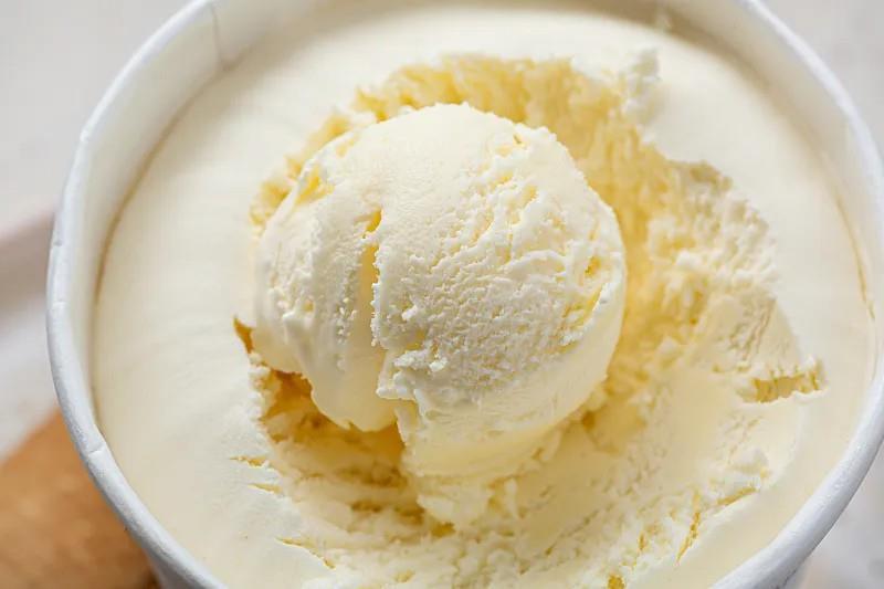 吃冰激凌导致“脑结冰”！科学吃冰才能安全消暑