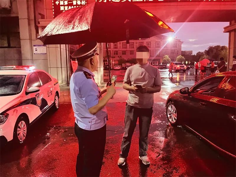 漯河:男子醉卧路边 交警救助驾车送回 漯河:男子醉卧路边 交警救助驾车送回