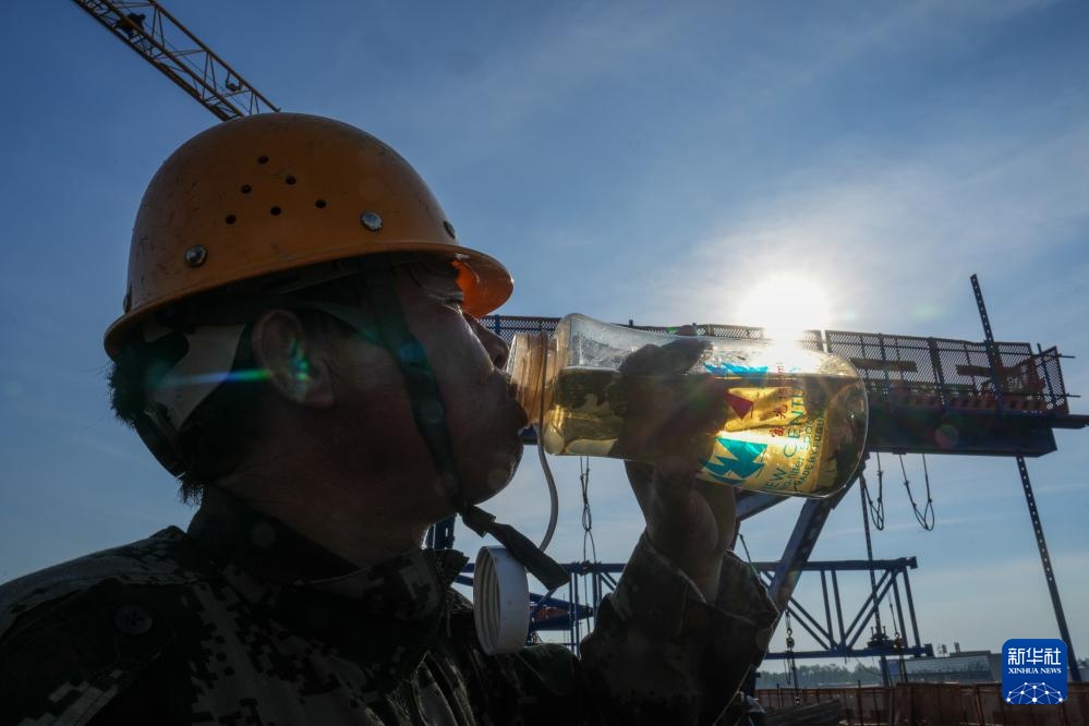 高温下的铁路建设者 高温下的铁路建设者