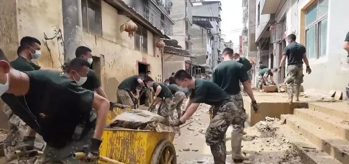 巷道里的 “中国脊梁” 火了！这个小伙找到了→