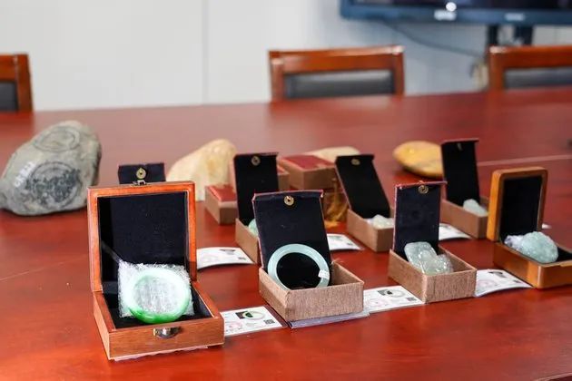 直播间竞拍翡翠原石,“境外执法人员”突然到访抓走主播? 直播间竞拍翡翠原石,“境外执法人员”突然到访抓走主播?