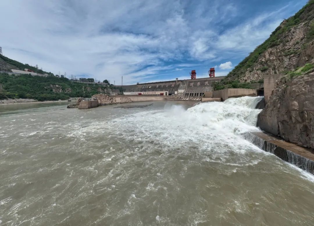 水龙倾泻!三门峡大坝开启调水调沙 水龙倾泻!三门峡大坝开启调水调沙