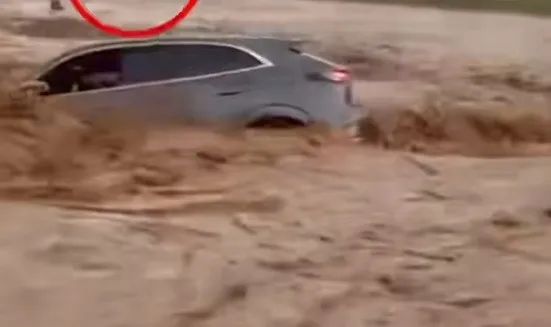 “警察同志,快来呀!”“我去,我胖些!” “警察同志,快来呀!”“我去,我胖些!”