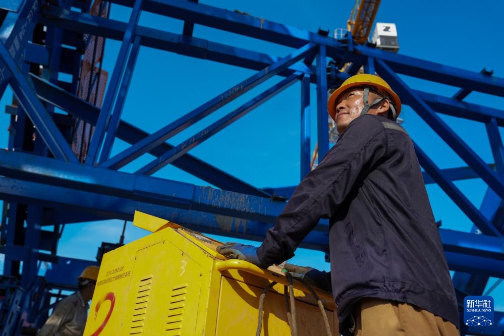 高温下的铁路建设者 高温下的铁路建设者