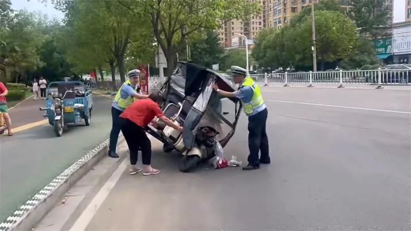 漯河:男子醉卧路边 交警救助驾车送回 漯河:男子醉卧路边 交警救助驾车送回