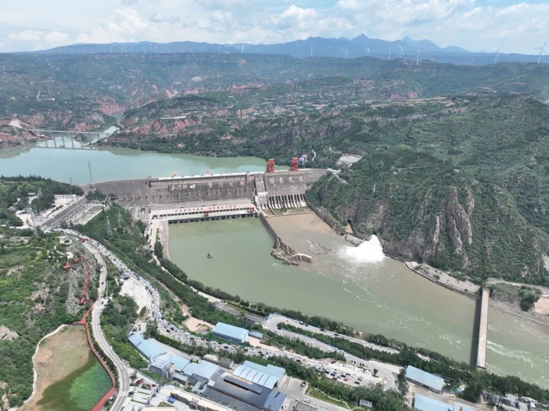 水龙倾泻!三门峡大坝开启调水调沙 水龙倾泻!三门峡大坝开启调水调沙