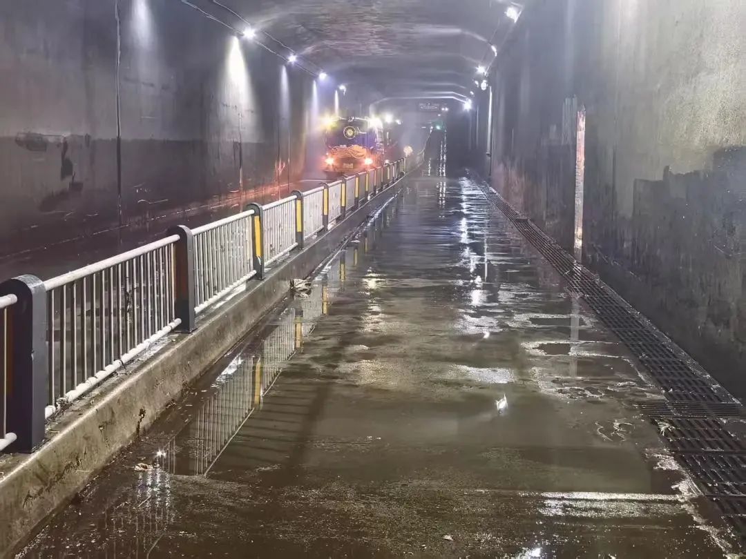 成都解除暴雨黄色预警!城区7个积水隧道全部抢通,受影响路段全面恢复通行 成都解除暴雨黄色预警!城区7个积水隧道全部抢通,受影响路段全面恢复通行