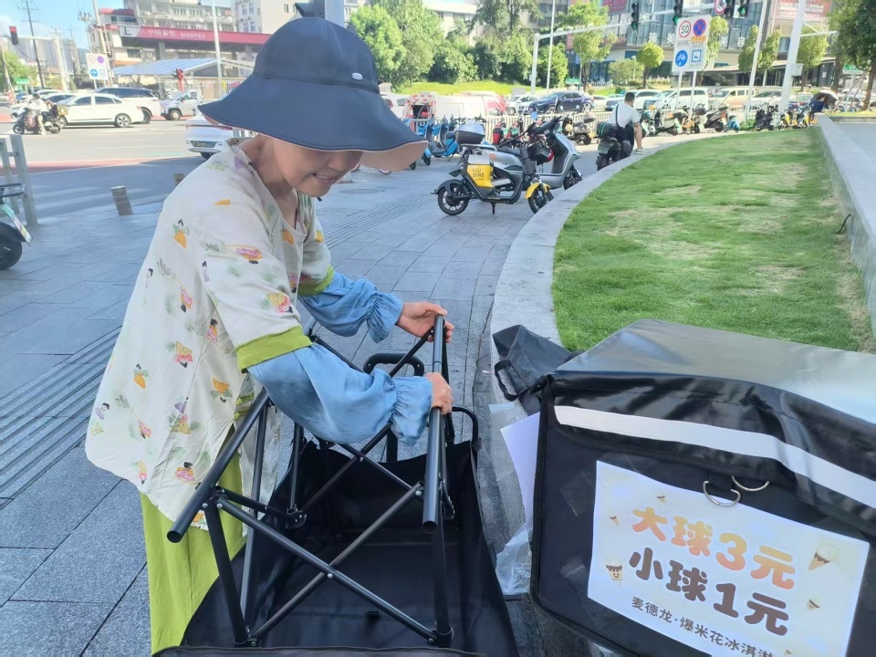 妈妈摆冰淇淋摊，女儿怕没人买偷偷发帖请网友帮忙：我报销！当事人回应：希望妈妈开心