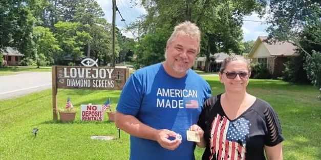 找到钻石即可带走,美国一对夫妻在公园发现3.36克拉的钻石 找到钻石即可带走,美国一对夫妻在公园发现3.36克拉的钻石