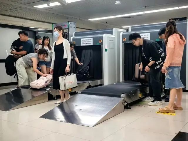 深港口岸新增过关便捷服务，香港旅客纷纷点赞