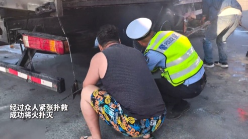 货车冒出浓烟！他们果断冲了上去……