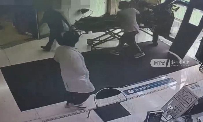 连续2天熬夜做这事！19岁小伙心跳呼吸骤停、呈濒死状态