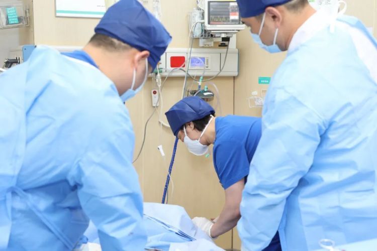 19岁男子熬夜追剧两天两夜后,突发心跳骤停!前一秒还在和女友说话 19岁男子熬夜追剧两天两夜后,突发心跳骤停!前一秒还在和女友说话