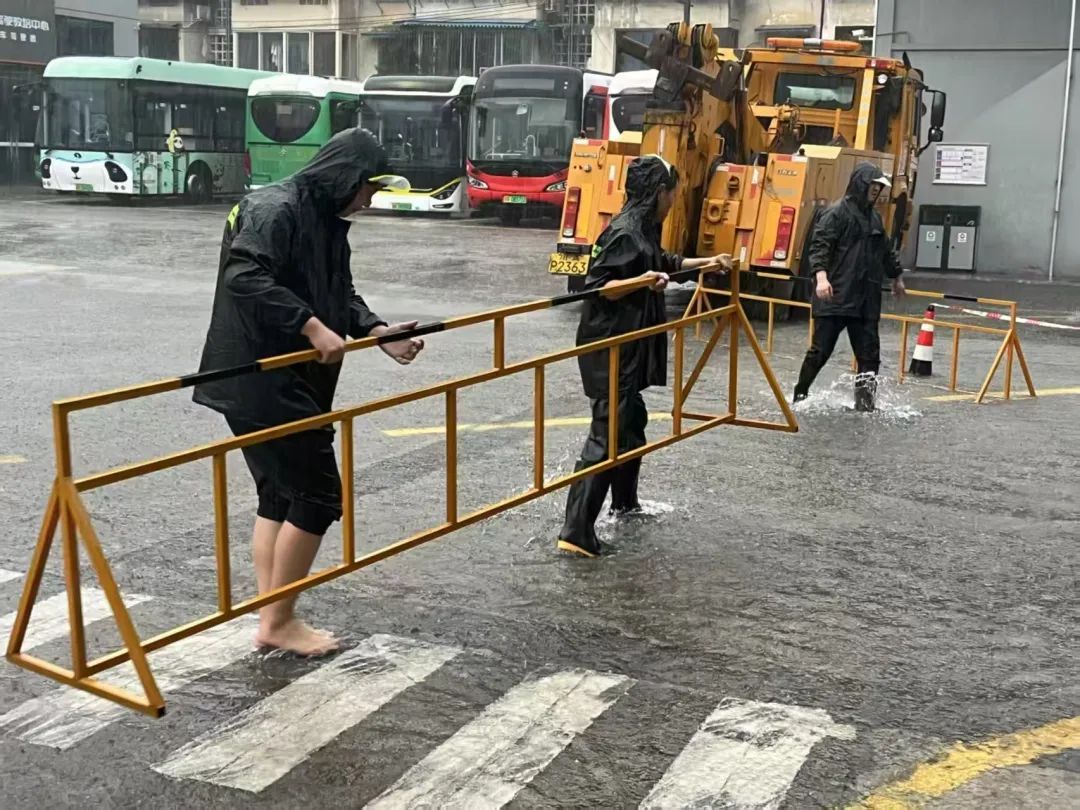 大雨过后,成都公交全部恢复正常运营! 大雨过后,成都公交全部恢复正常运营!