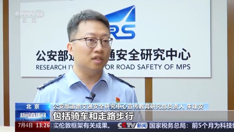 开车看手机3秒=盲开50米！@司机们 分心上路“驶”不得