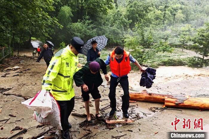 暴雨来袭 广元青川多人被困警民合力安全转移 暴雨来袭 广元青川多人被困警民合力安全转移