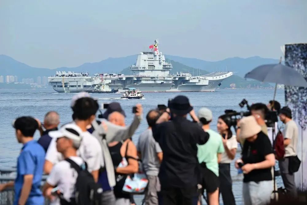 山东舰访港,香港市民“海陆空”追星! 山东舰访港,香港市民“海陆空”追星!