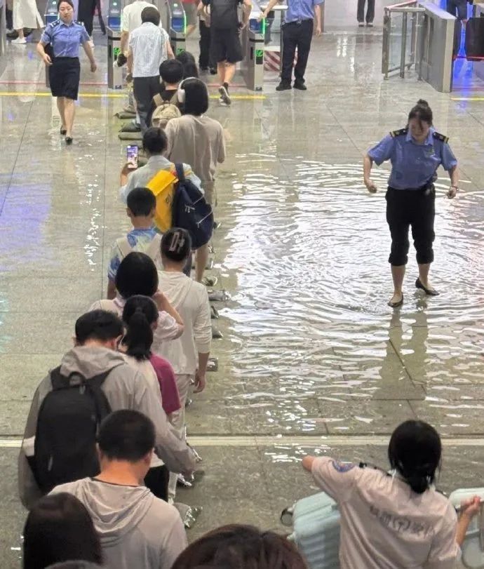 “高铁站台乘客不要打伞！” 成都东站反复提醒，专家解读
