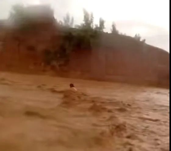 “警察同志,快来呀!”“我去,我胖些!” “警察同志,快来呀!”“我去,我胖些!”