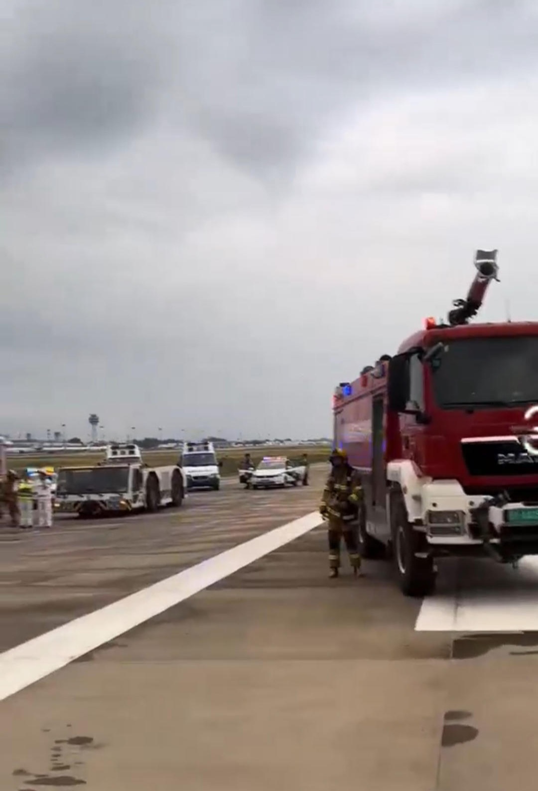 紧急刹停!一航班起飞时发出巨响,消防公安赶到现场,天津航空回应 紧急刹停!一航班起飞时发出巨响,消防公安赶到现场,天津航空回应