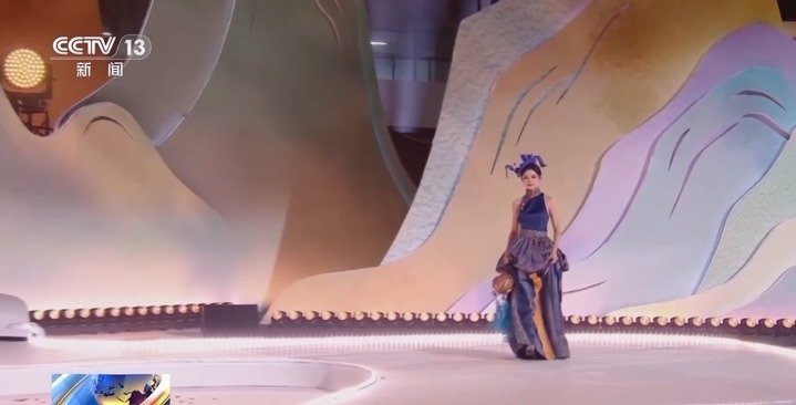 “青铜芙蓉”穿上身 被这波时尚消费新品种草了