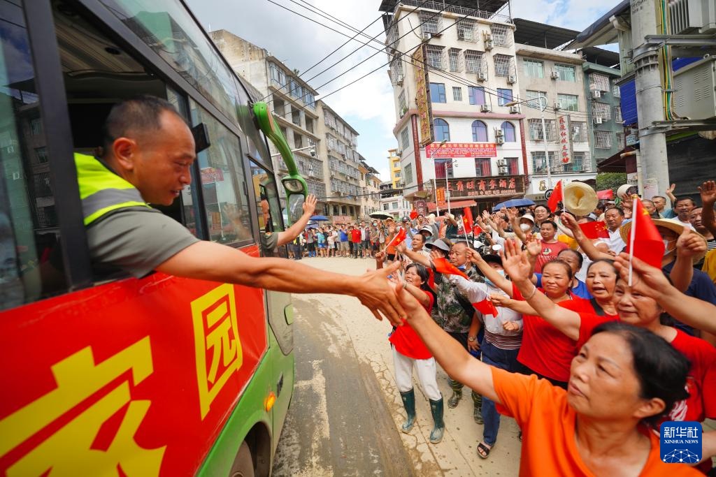 贵州榕江:送别抗洪抢险救援队伍 贵州榕江:送别抗洪抢险救援队伍