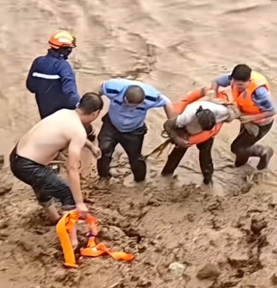 “警察同志,快来呀!”“我去,我胖些!” “警察同志,快来呀!”“我去,我胖些!”