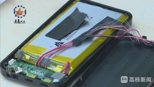 挑选充电宝时要“执着于”3C标志 这个实验告诉你为什么 挑选充电宝时要“执着于”3C标志 这个实验告诉你为什么