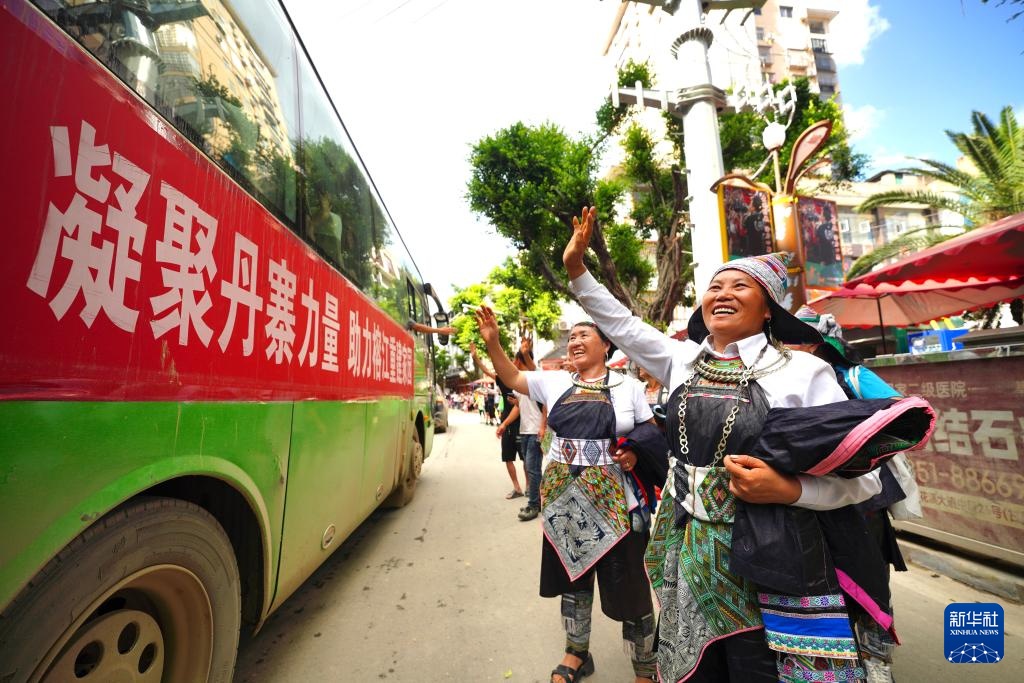 贵州榕江:送别抗洪抢险救援队伍 贵州榕江:送别抗洪抢险救援队伍