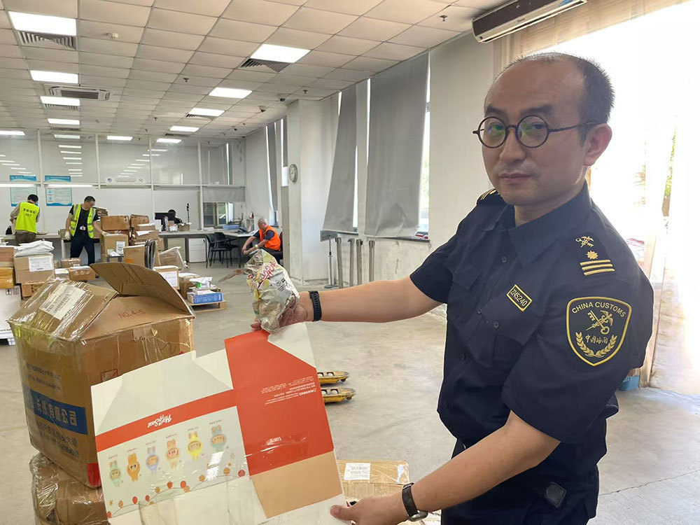 实探“海关大战Lafufu”第一线：如何揪出假冒伪劣？