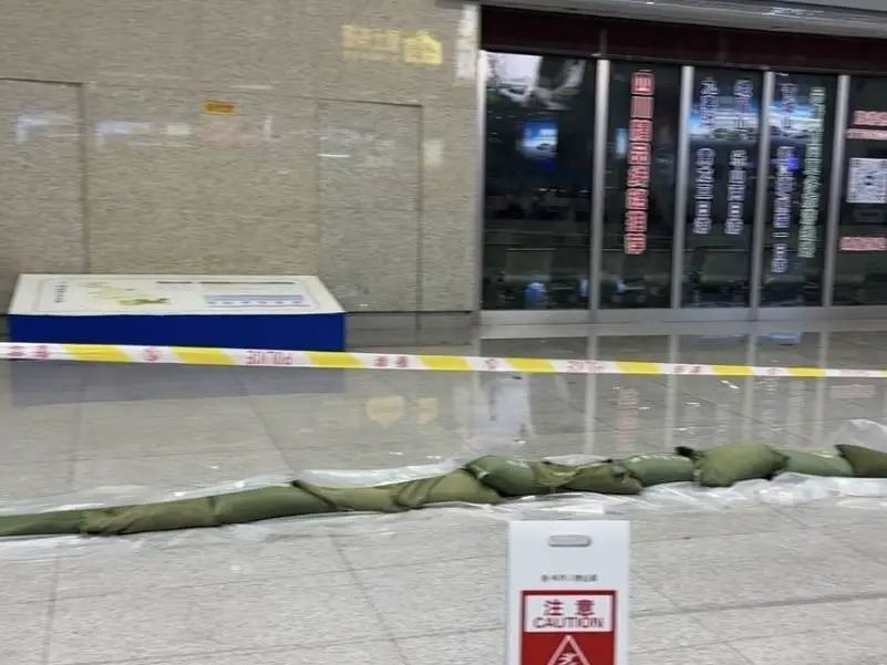 强降雨致站内积水，旅客排队踩沙包出站！成都东站道歉