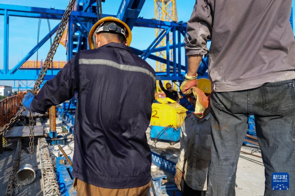 高温下的铁路建设者 高温下的铁路建设者