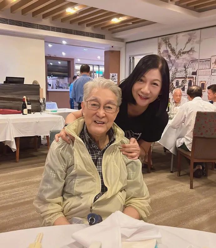 TVB“御用爷爷”周骢因肺炎去世,享年92岁 TVB“御用爷爷”周骢因肺炎去世,享年92岁