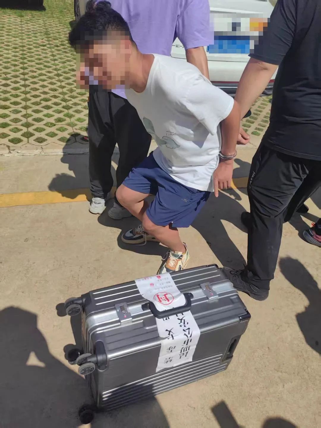 缴毒15公斤!警方连抓 3 人斩断跨境贩毒链 缴毒15公斤!警方连抓 3 人斩断跨境贩毒链