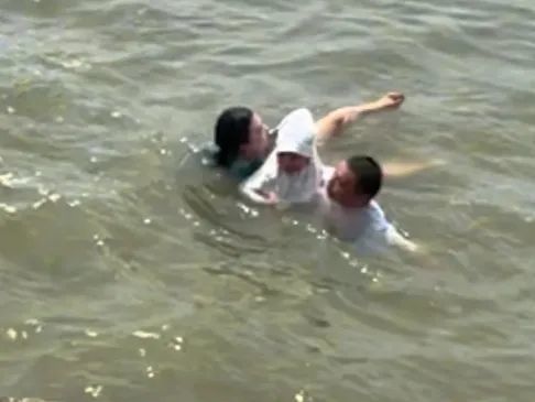 一名孩童不慎落水，下水施救的妈妈也陷入险境！“白衣大哥”直接跳下水