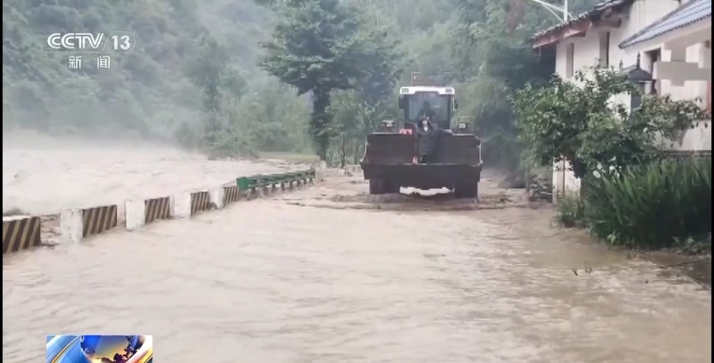甘肃陇南强降雨致部分地区道路阻断 群众紧急转移 甘肃陇南强降雨致部分地区道路阻断 群众紧急转移
