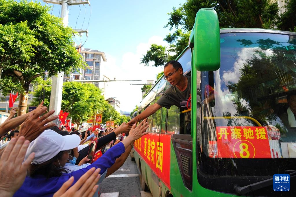 贵州榕江:送别抗洪抢险救援队伍 贵州榕江:送别抗洪抢险救援队伍