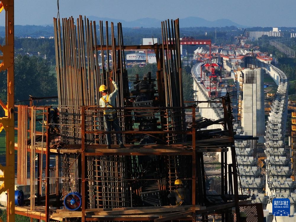 高温下的铁路建设者 高温下的铁路建设者