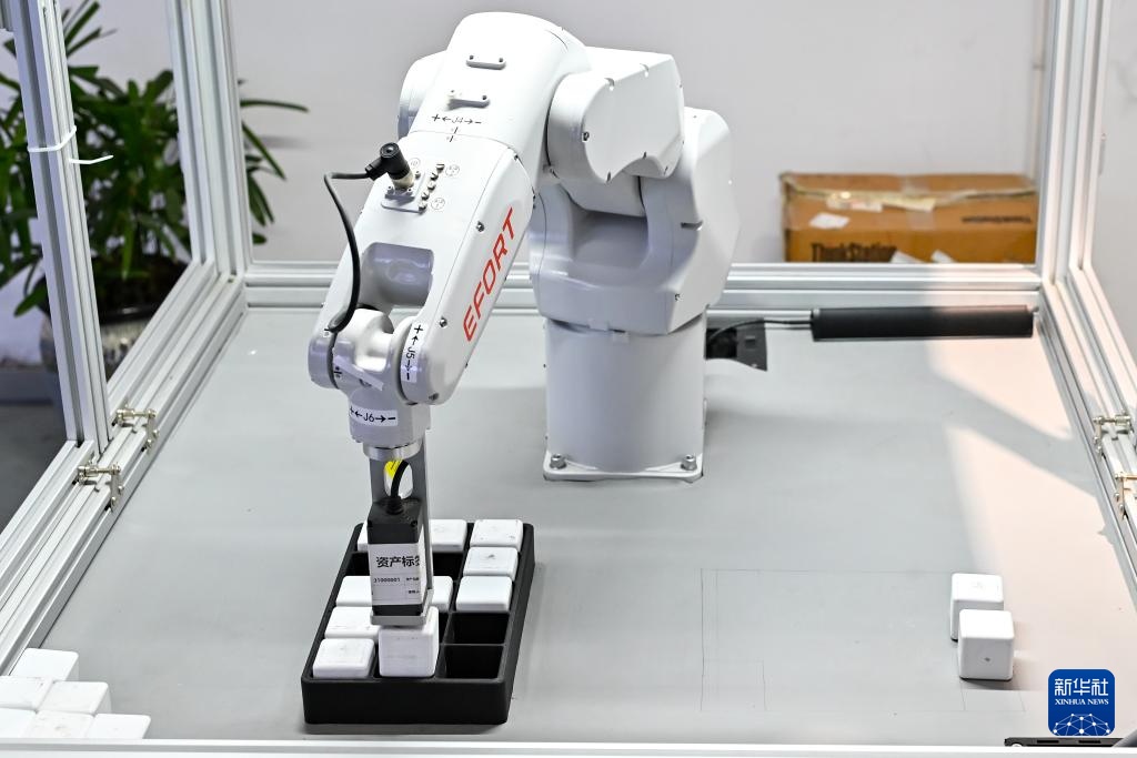 活力中国调研行丨安徽芜湖:在机器人生产企业埃夫特看“中国智造” 活力中国调研行丨安徽芜湖:在机器人生产企业埃夫特看“中国智造”