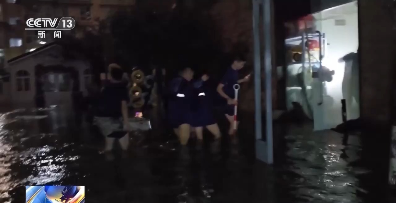 四川成都中心城区出现强降雨 消防员齐胸积水中营救被困群众