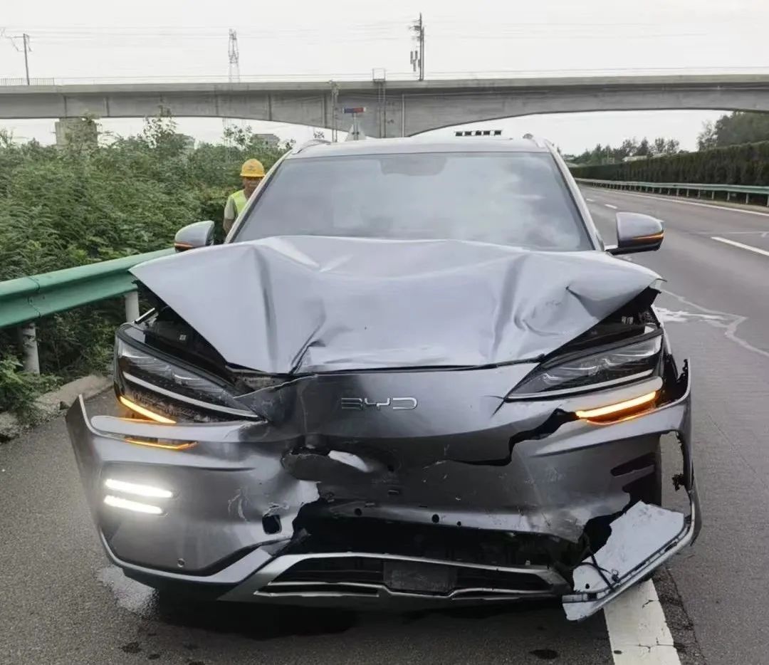 漯河:高速上司机扭头看孩子,瞬间追尾! 漯河:高速上司机扭头看孩子,瞬间追尾!