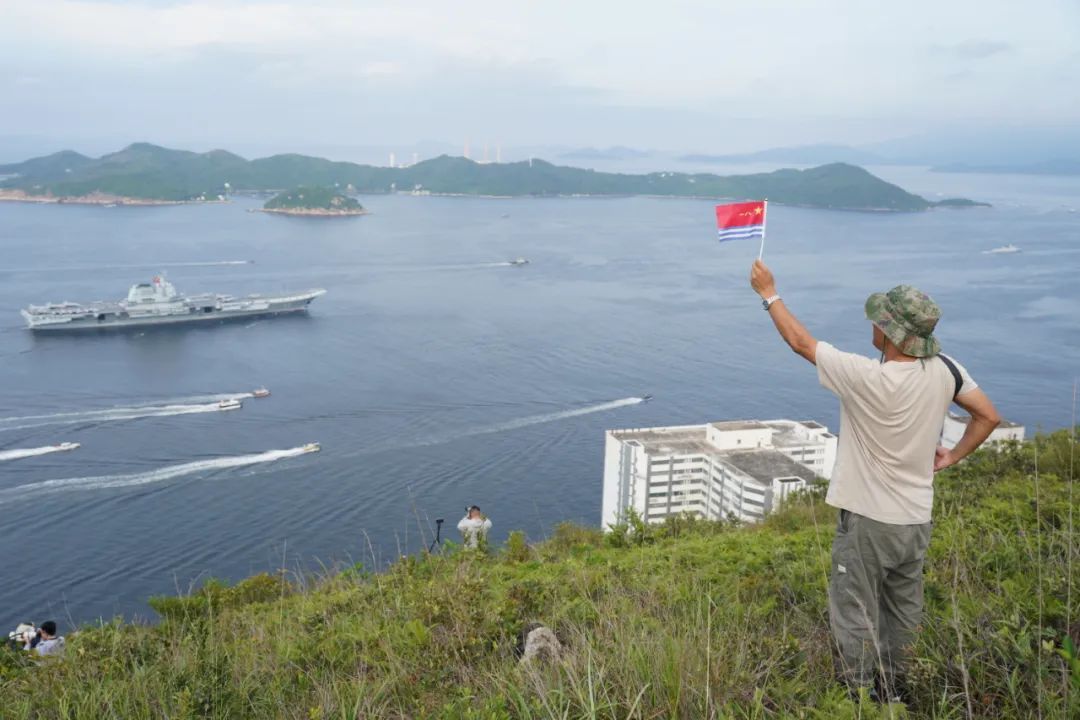 山东舰访港,香港市民“海陆空”追星! 山东舰访港,香港市民“海陆空”追星!