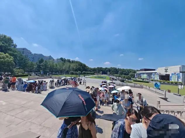 38℃天气,游客广场上暴晒排队!南京博物院紧急增设遮阳棚 38℃天气,游客广场上暴晒排队!南京博物院紧急增设遮阳棚