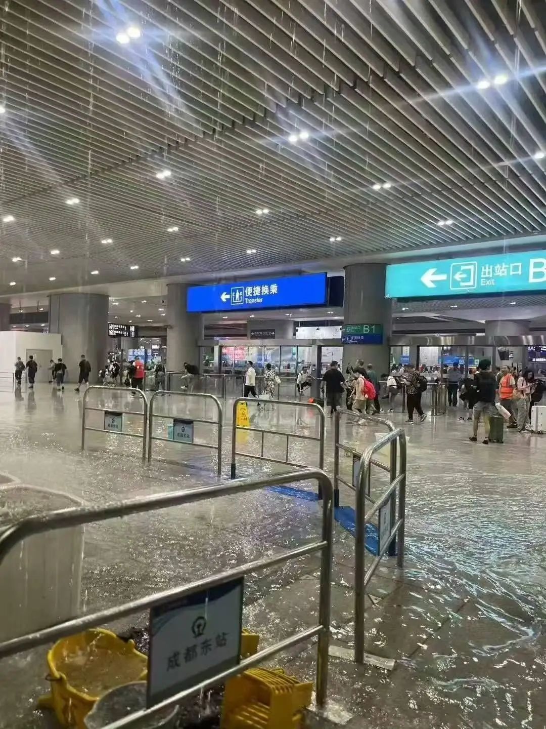 强降雨致站内积水，旅客排队踩沙包出站！成都东站道歉