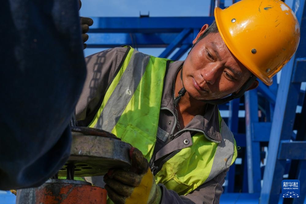 高温下的铁路建设者 高温下的铁路建设者