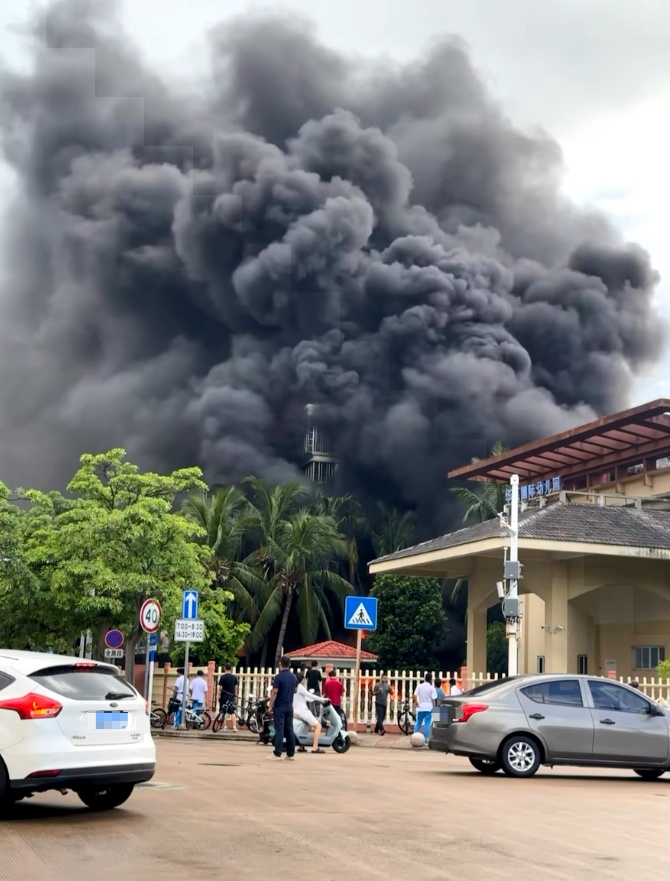 海口一小区电动自行车棚着火，现场浓烟滚滚