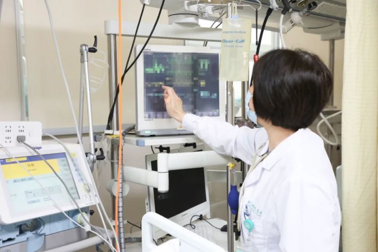 19岁男子熬夜追剧两天两夜后,突发心跳骤停!前一秒还在和女友说话 19岁男子熬夜追剧两天两夜后,突发心跳骤停!前一秒还在和女友说话